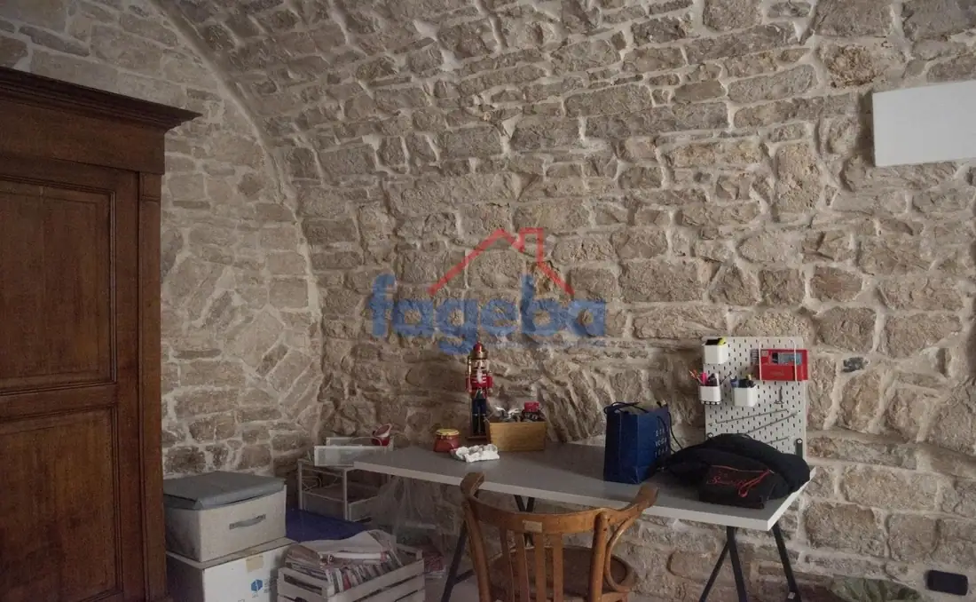 Interno in pietra di Trani di un immobile Fageba nel centro storico